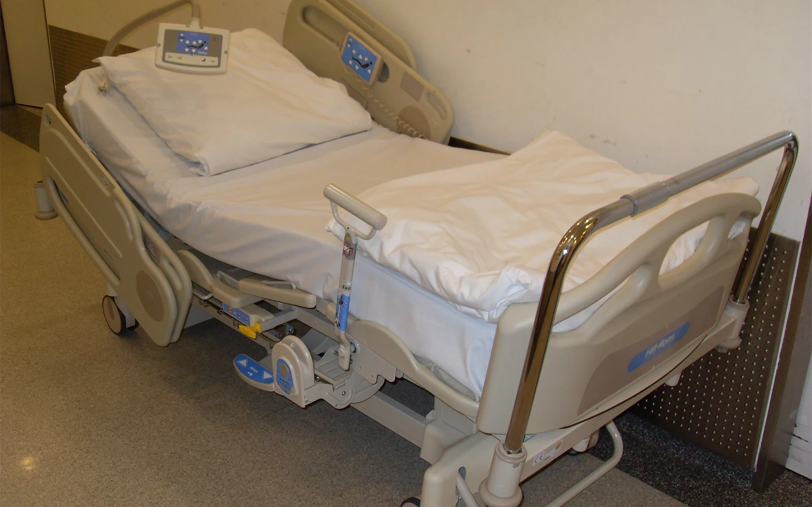 Tom elektrisk justerbar sykehusseng fotografert i 2011. Illustrasjon av medisinsk utstyr, ikke KI-utstyr eller en hendelse knyttet til AHA eller FDA.
