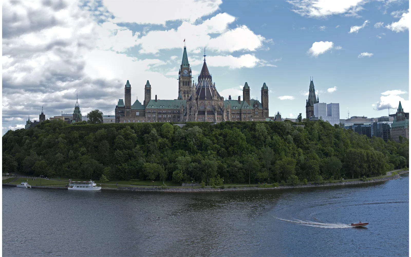 Canadas parlamentsbygninger på Parliament Hill i Ottawa, med klokketårnet og biblioteket sett over elven. Arkivfoto fra 2010, ikke personvernmyndighetens kontor.