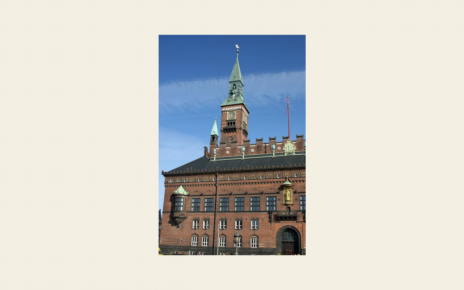 Tårnet og deler av fasaden på Københavns rådhus. Illustrasjonsfoto, ikke fra hendelsen.