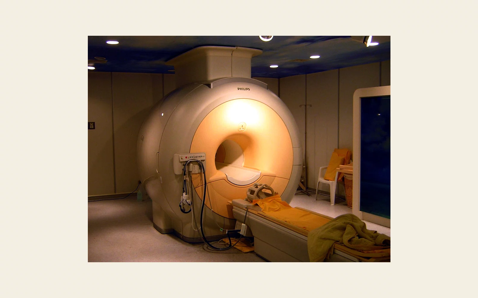 En Philips Achieva MR-skanner med undersøkelsesbenk. Illustrasjonsfoto, ikke fra hendelsen.