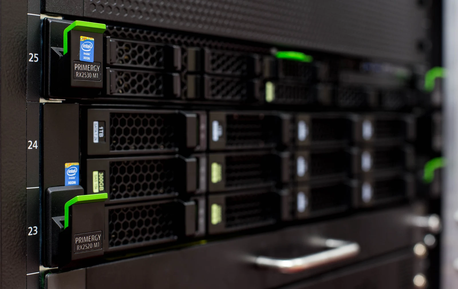 Fujitsu Primergy rackservere fotografert 8. desember 2015. Ikke DeepSeeks utstyr; dokumenterer ikke NVIDIA SM100 eller Huawei Ascend 950.