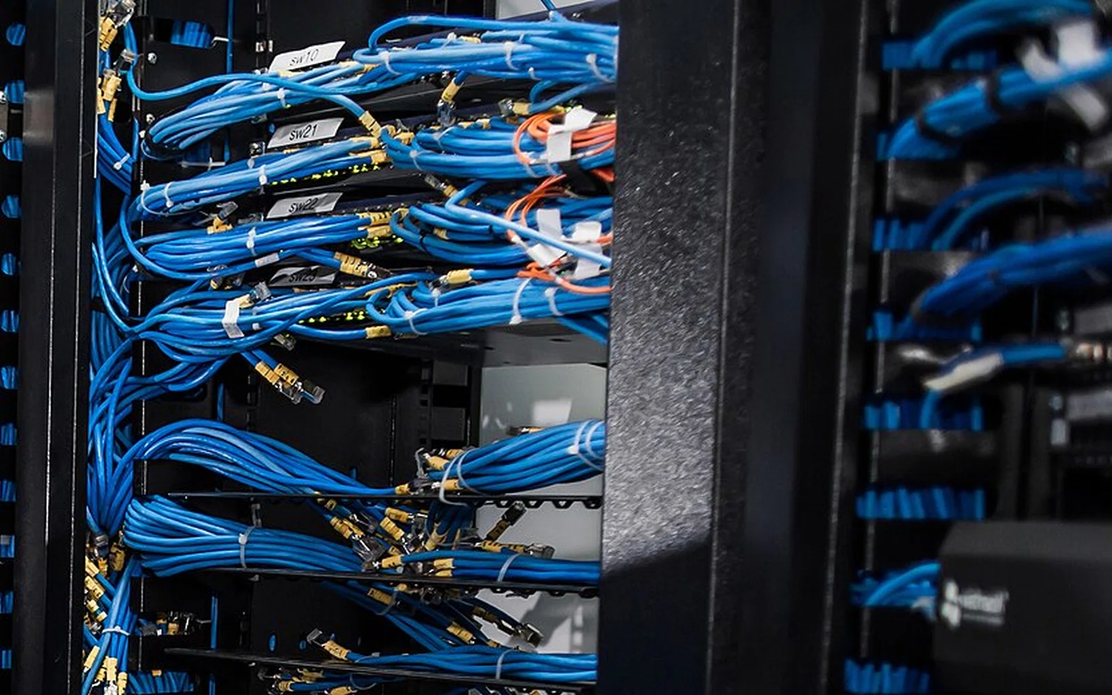 Personfritt utsnitt av rack/kabling fra et foto av CMC Telecom sitt datasenter, datert 12. januar 2017. Kilden dokumenterer ikke mer presis by eller adresse. Illustrasjonsfoto – ikke DeepSeeks anlegg eller dokumentasjon av sikkerhetsbrudd; CMC Telecom knyttes ikke til hendelsen.