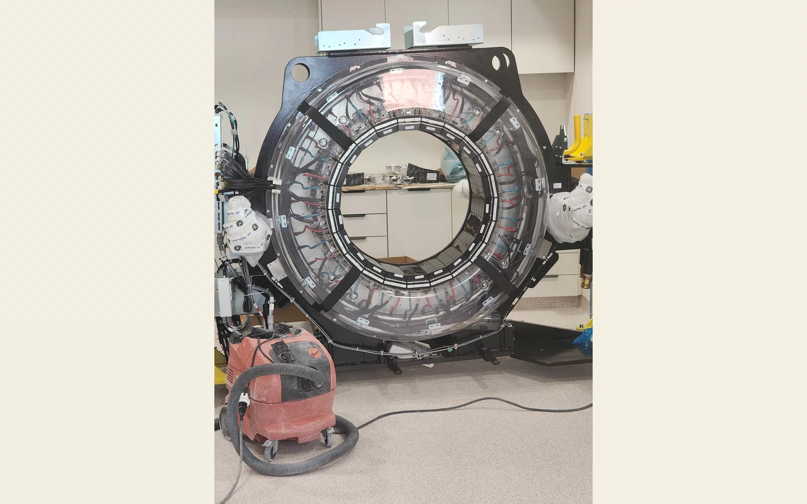 Innvendig mekanisme i en CT-skanner fotografert i 2025. Illustrasjonsfoto – viser ingen pasient, ingen diagnostisk undersøkelse og ikke systemet eller sykehuset i en aktuell sak.