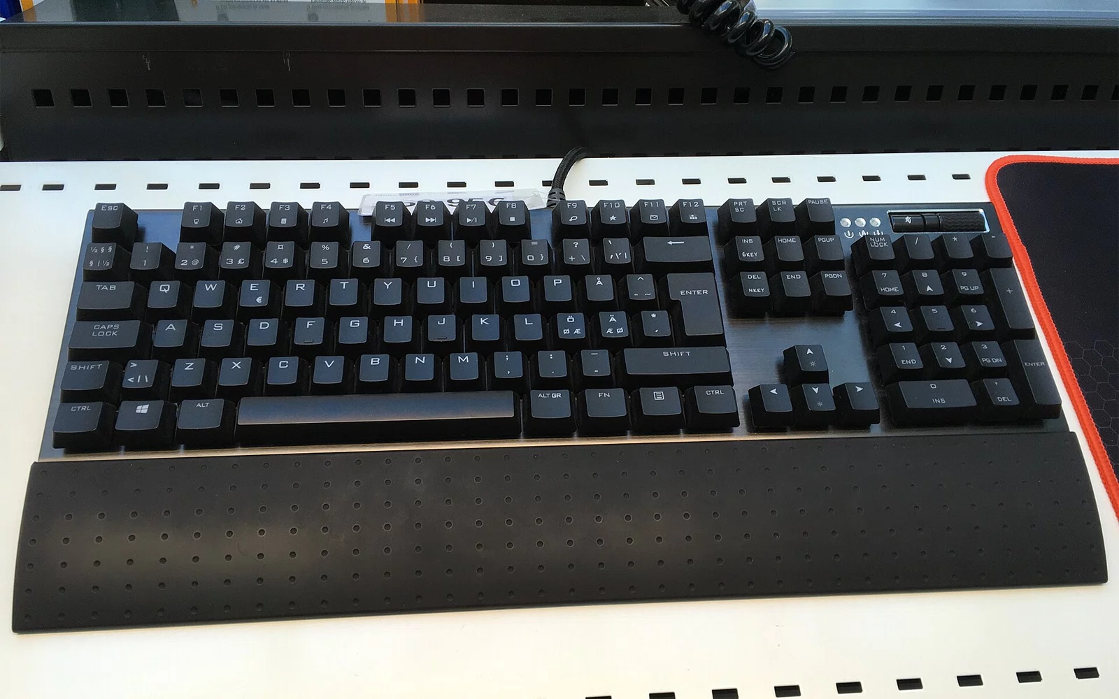 Svart tastatur med håndleddsstøtte; illustrasjonsfoto, ikke det omtalte stemme-API-et.