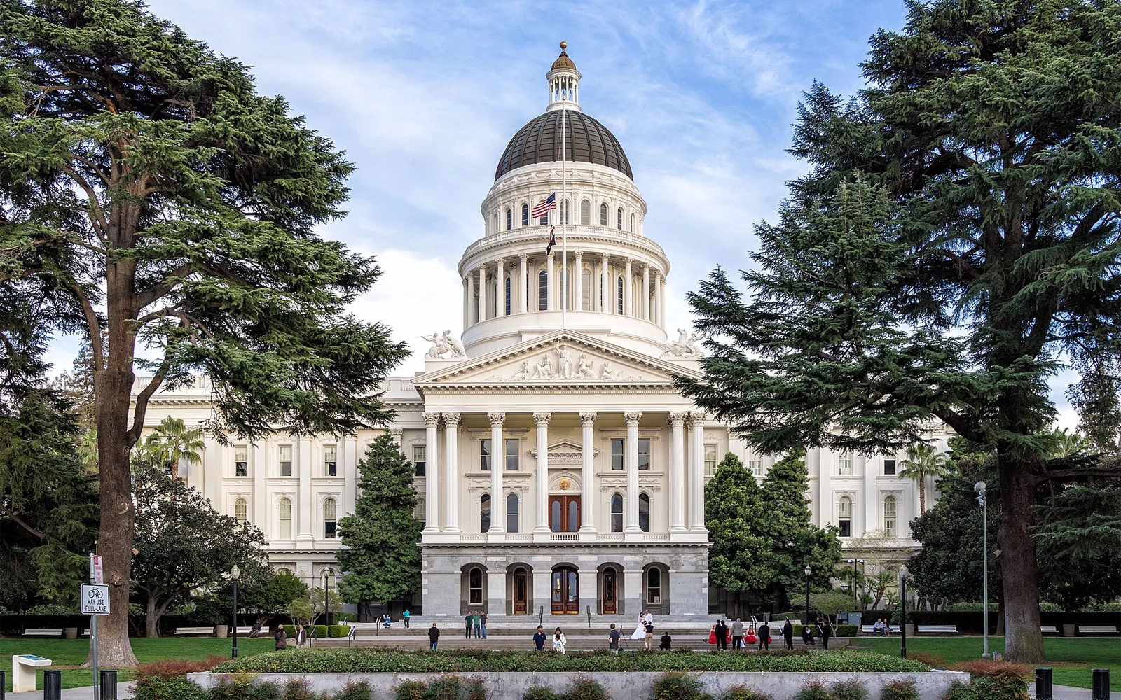 California State Capitol i Sacramento, med kuppel, trær og parkområde. Illustrasjonsfoto – ikke fra hendelsen.