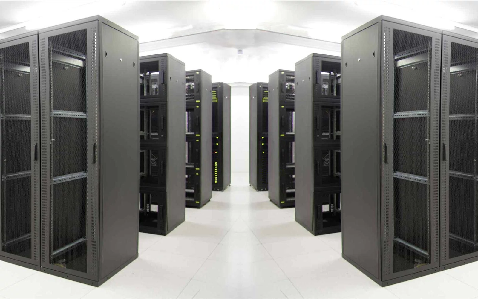 Flere frittstående svarte serverrack i et lyst rom med hvitt gulv.