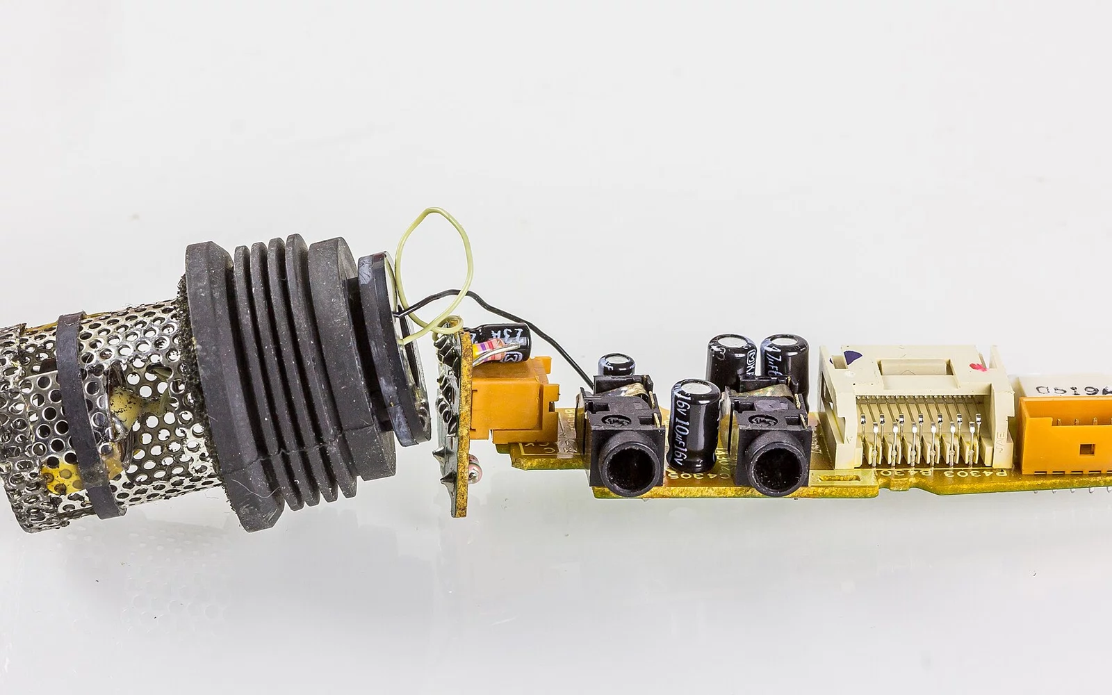 Mikrofonmodul med elektronikk; arkivfoto, ikke konsertutstyret eller KI-systemet.