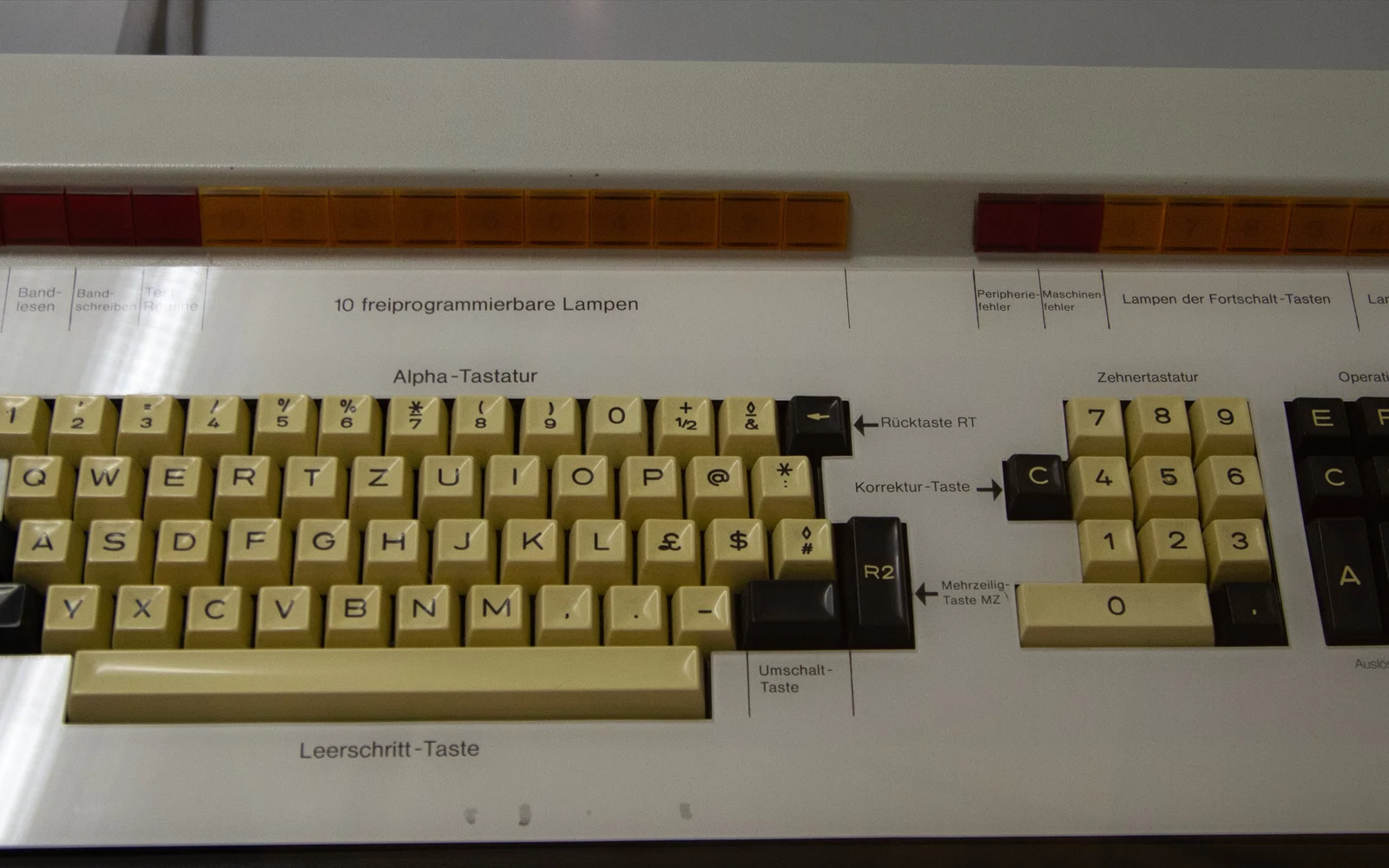 Utsnitt av et eldre beige tastatur med tysk tasteoppsett og tallfelt.