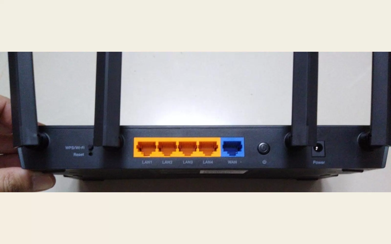 Baksiden av en TP-Link AX1500-ruter. Illustrasjonsfoto av nettverksutstyr, ikke et dokumentert llama.cpp-oppsett.