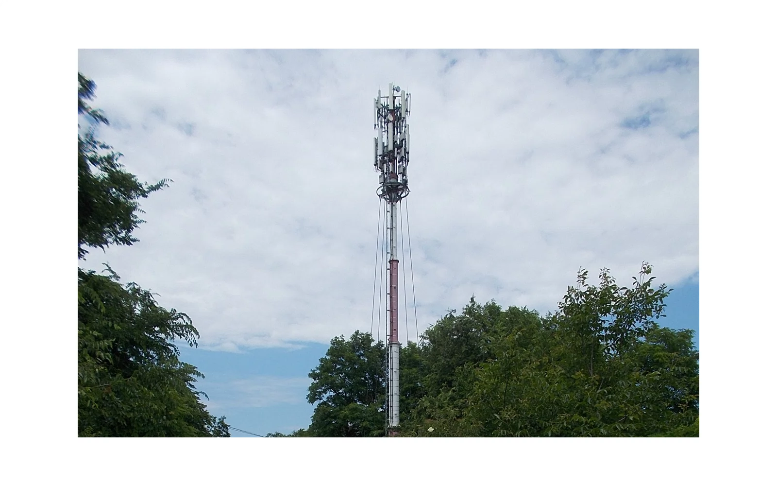 Mobilmast med panelantenner i Szigethalom, Ungarn, fotografert i juni 2019. Illustrasjonsfoto – viser ikke de omtalte forsøkene eller dokumentert Nokia-utstyr.