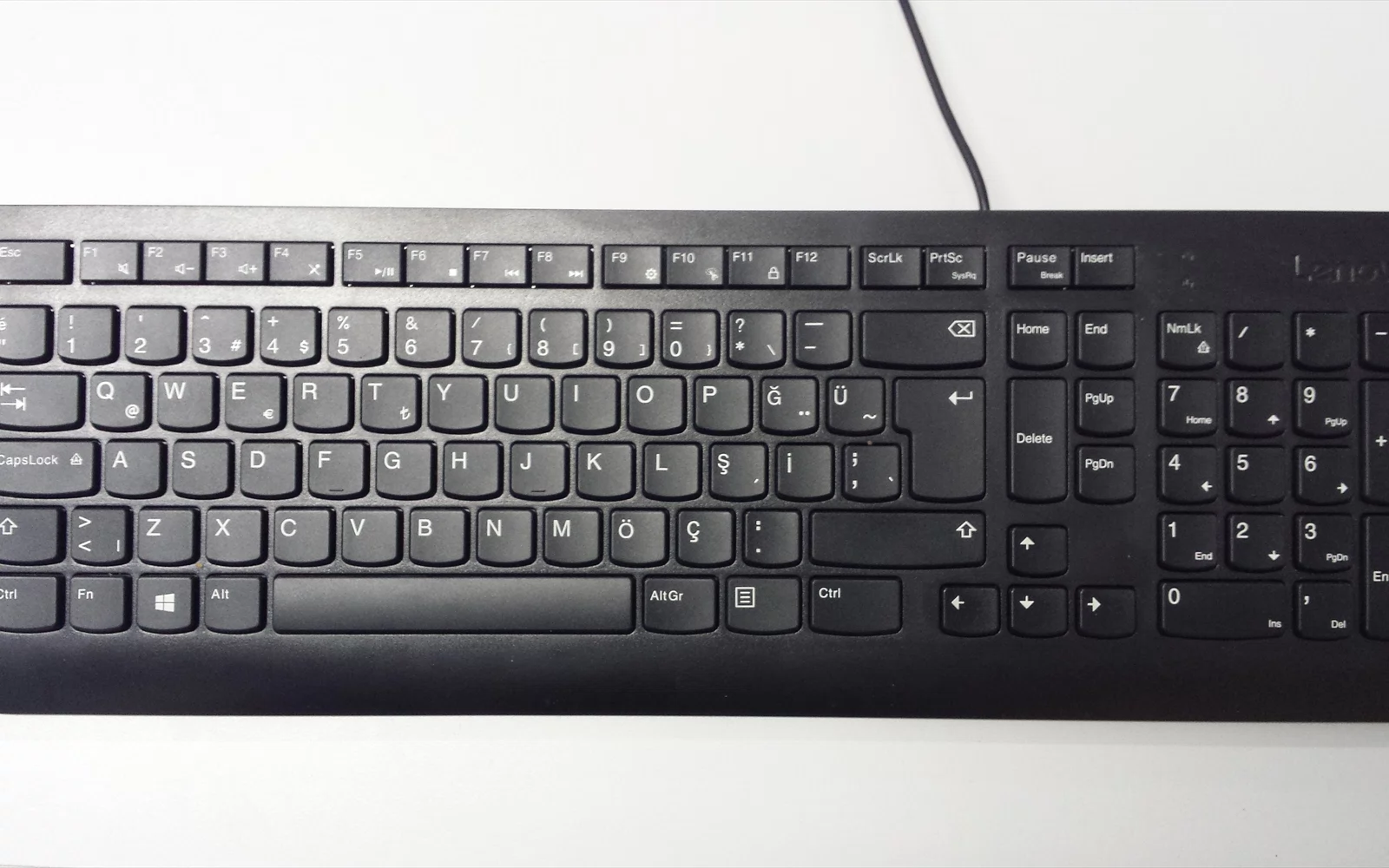 Svart tastatur med tyrkiske bokstavtegn og tallfelt på en lys flate.