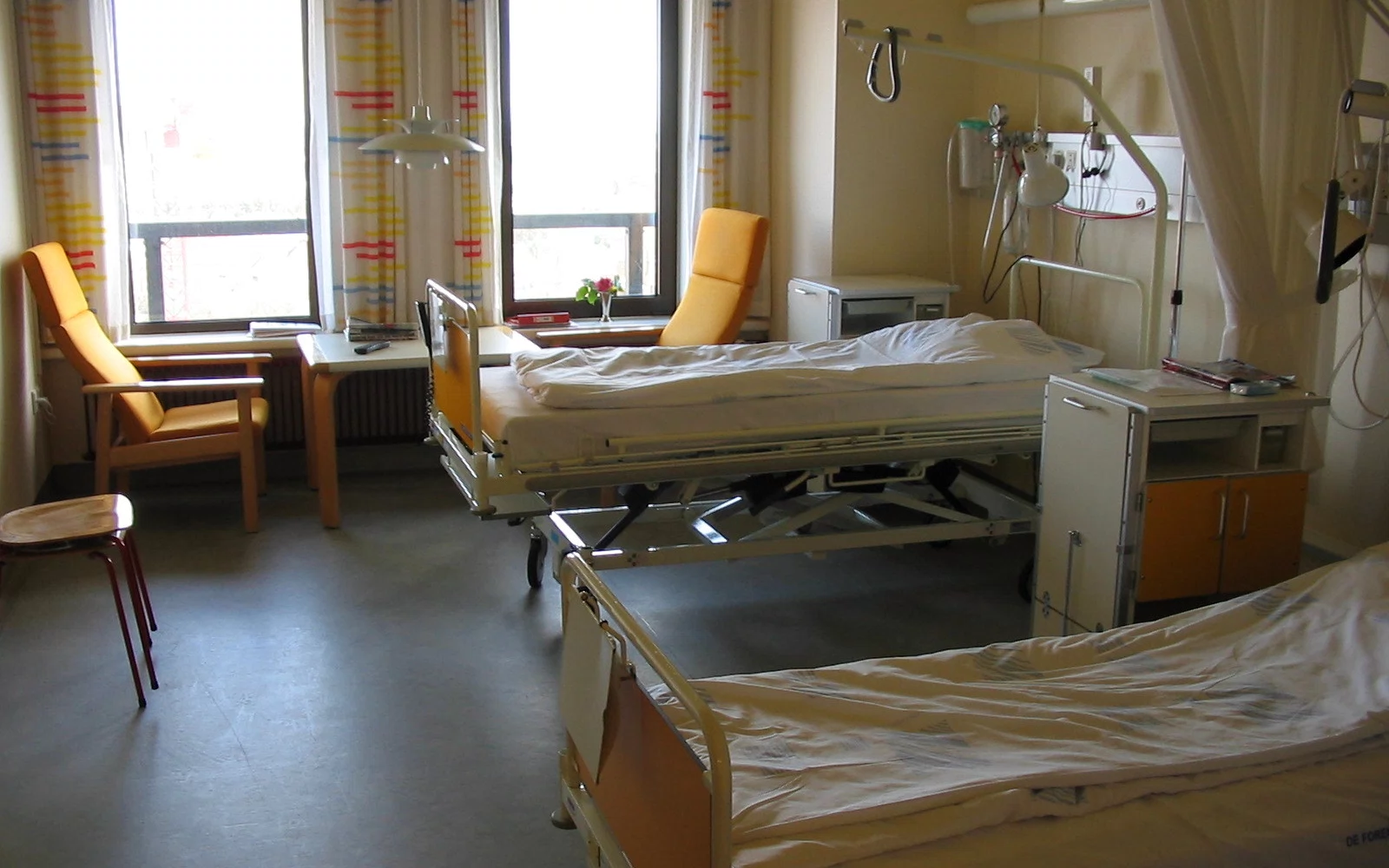 Rom med to sykehussenger i Danmark, fotografert i 2005. Ikke fra studien og viser ikke KI-bruk.