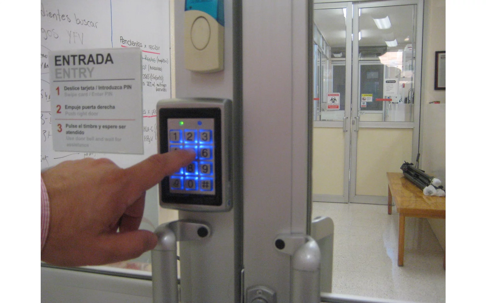 En hånd ved en elektronisk adgangsterminal på en glassdør. Illustrasjonsfoto – ikke fra hendelsen.